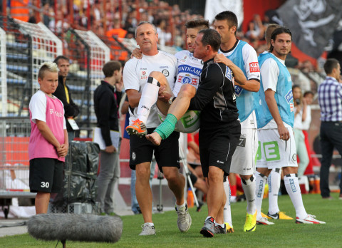 Todorovski is carried off by Sturm staffers; photo: sksturm.at